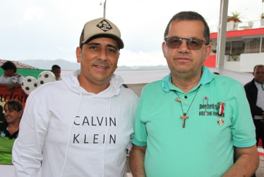 Hernán Felipe Herrera, director de Deportes y Cultura de Neira, entrega reconocimiento a Jhon Freddy Tobón Jaramillo, director de la revista Golazo.