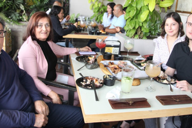 Elmer Castellanos Toro celebró su cumpleaños en compañía de Gloria Isabel López, Emely Naranjo y Juan José Castellanos.