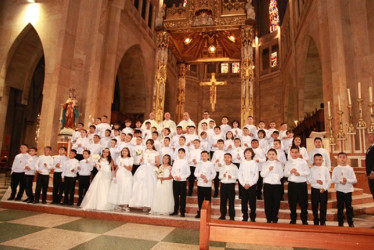 Los estudiantes de grado cuarto del Seminario Menor Nuestra Señora del Rosario (Semenor) recibieron el sacramento de la Primera Comunión en la solemnidad de la Catedral Basílica Nuestra Señora del Rosario. La ceremonia fue presidida por el rector de la institución, padre Fernán Llano Ruiz, en un acto que reafirmó la fe y el compromiso espiritual de los niños junto a sus familias.