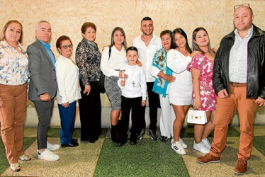Agustín Navarrete Palacio, acompañado de su familia: Martha Lucía Correa, Juan Carlos Palacio, Bertha Torres, Deyanira Gómez, Daniela Palacio, Agustín Navarrete, Felipe Navarrete, Olivia Sánchez, Valentina Cano, Luisa Fernanda Morales y Marcelo Gómez.