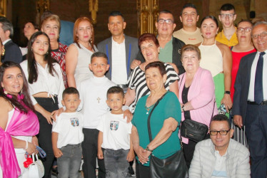 Emmanuel Sánchez Betancourth, en su Primera Comunión, acompañado de sus padres, abuelos y demás familiares.