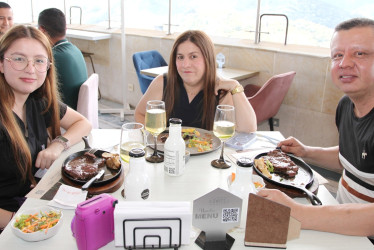 Laura Ocampo y Julia Alba Gómez acompañaron a Eduardo Ocampo en la celebración de su cumpleaños.