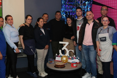 Grupo de directivos y empleados de Hotel que compartieron con Sergio Alejandro