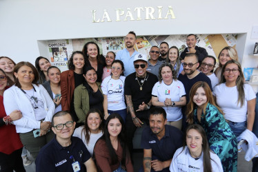 El pasado jueves 2 de octubre, LA PATRIA le entregó la portada con la imagen de la primera página del periódico que se publicó el día que Dayro batió el récord en el fútbol colombiano como reconocimiento por sus méritos futbolísticos. Empleados de las diferentes áreas del periódico de casa posaron con Dayro para la foto.