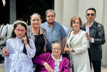 Sara Martínez, Patricia Pérez, Guillermo Bustamante, Martha Bustamante, Mario Gil. Sentada: Rubiela Pérez.