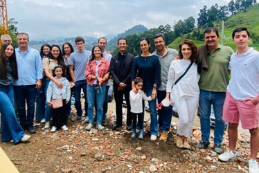 Salome Montilla; Luis Aníbal Tabares; Faiver Montilla, gerente de la constructora Sohnos (tercero de izquierda a derecha), Laura Mesa; Salomé Arango Corrales; Alejandra Corrales, Martín Jaramillo; Pablo Jaramillo; Jimena Restrepo; padre Pablo Quintero; Lina Jaramillo; Ana Rengifo; Andrés Uribe; Pamela Mejía; Felipe Jaramillo y Samuel Jaramillo.