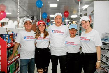 Nicolás Alzate, Laura Correa, Juan Caicedo (propietario), Carolina Vela y Laura Pineda.