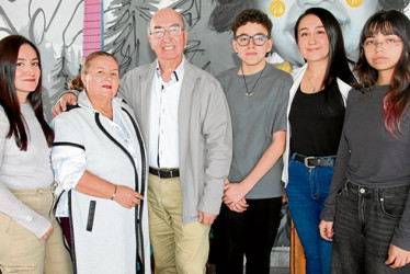 Carolina Uribe, Luz María Salazar, Nilvio Uribe, Mathias Muñoz, Alejandra Uribe y Valeria Muñoz. 