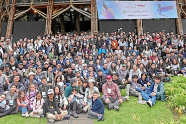 Participantes, expositores, guías, emprendedores y organizadores del Congreso de Aviturismo en el Pabellón Zeri.