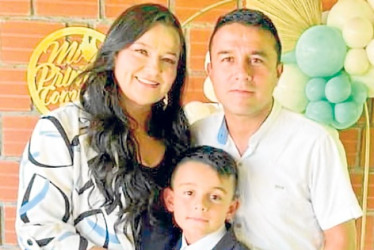Foto | Lector | LA PATRIA Mateo Osorio Escobar, de Villamaría (Caldas), recibió la Primera Comunión el domingo 7 de diciembre en la iglesia Nuestra Señora del Rosario. Es hijo de los educadores Sandra Milena Escobar Franco de Osorio y Julio César Osorio. Se destaca como goleador de la Cantera de Jugadores de Manizales, nadador con medallas de oro para Caldas, estudiante bilingüe y líder estudiantil.