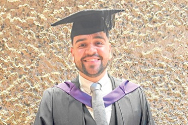 Foto | Lector | LA PATRIA Santiago Echavarría Vargas fue galardonado con el título de Licenciado en Ciencias, con honores de primera clase, tras completar satisfactoriamente el programa de pregrado en Gestión de Aerolíneas, Aeropuertos y Aviación en la London Metropolitan University en Londres. Sus padrers y familiaares lo felicitan por su nuevo logro profesional.