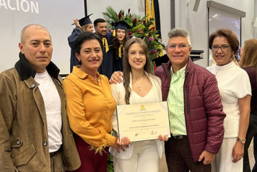 Pamela Sepúlveda Castellanos se graduó como especialista en Gerencia de Finanzas de la Universidad Autónoma de Manizales. En la imagen la acompañan Milton Castellanos, María Eugenia Castellanos, Jorge Alberto Sepúlveda y Blanca Castellanos.