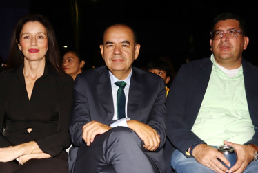 Paola Trujillo, primera gestora de Chinchiná; Carlos Alberto Riveros López, alcalde; y Fabio Andrés Palomino.