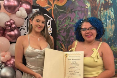 Foto | La Shiraka | LA PATRIA Karla Gómez, graduada de bachillerato del Colegio Perpetuo Socorro, en compañía de Greeicy Montoya.