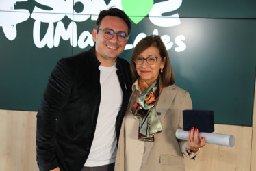 Julián García, concejal de Manizales, hace entrega del reconocimiento a Fanny Bernal Orozco.