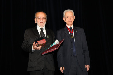Fotos | Argemiro Idárraga | LA PATRIA Diego María Arias le entrega la Orden de la Paz al maestro Humberto Gallego Gómez.