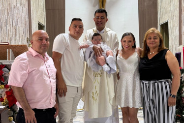 Fotos | Cortesía | LA PATRIA La acompañan el sacerdote Jorge Iván Acevedo Galvis; los padres de la niña, Jessica Alejandra y Diego Armando; la madrina, Ligia Clemencia Cardona León, y el padrino, Diego Fernando Hidalgo Gallo.
