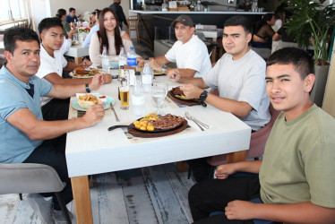 Foto | Argemiro Idárraga | LA PATRIA  Alexánder Herrera, Juan Esteban Betancur, Carolina Mendoza, Jhon Fernando Rivera, Juan Camilo Betancur y Samuel Murillo compartieron de un almuerzo en el restaurante La Azotea.