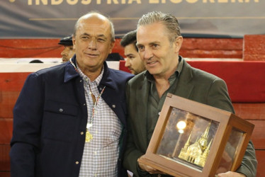 Fotos | Luis Trejos | LA PATRIA El torero colombiano Juan de Castilla fue reconocido con la réplica de la Catedral de Manizales. Entrega Juan Carlos Gómez, director de Cormanizales, y recibe Luis Miguel Encabo, apoderado de Juan de Castilla.