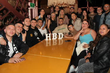 Santiago Giraldo compartió su cena de cumpleaños junto a sus familiares y amigos.