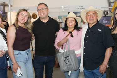 Marleny Campos, Gaby Téllez, Héctor Correa, Mishel Téllez, Julio Alexánder Téllez y Magda Pinto.