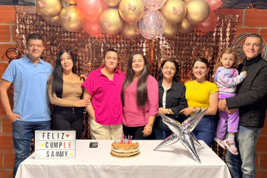 Foto | Lector | LA PATRIA En una finca de Villamaría (Caldas) se celebraron los 49 años de la rectora de la Institución Educativa Berlín Pácora, magíster Sandra Milena Escobar Franco, acompañada de su esposo, el educador Julio César Osorio, su hijo Mateo, y demás familiares. En la imagen, la cumpleañera comparte junto a sus hermanos John Fredy, Olga Lucía, Claudia Marcela, Stellita, María Eugenia y Jorge Escobar Franco.