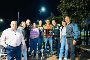 Fotos | LA PATRIA De izquierda a derecha: José Luis Berni (el Gordito de Oro), auxiliar de policía Valeria Pérez, subintendente Edwin Franco, subintendente Lina Granada, subintendente Lorena Arango, intendente jefe Nicolás Solarte (homenajeado); intendente jefe Alexánder Chiquillo, auxiliar de policía Karen Valencia e intendente Mauricio Vallejo.