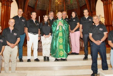 Fotos | Freddy Arango | LA PATRIA El presbítero Efraín Castaño fue el encargado de celebrar la eucaristía para los integrantes del Colegio Nacional de Periodistas.