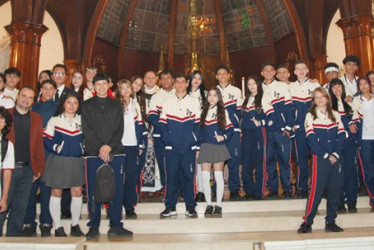 Grupo de estudiantes en compañía del rector y el capellán del Instituto Tecnológico.