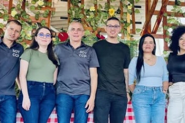 En Anserma (Caldas) ya es tradición que la corporación CCP telecomunicaciones, que ofrece servicios en el campo de la comunicación, reúne a los comunicadores del municipio en torno a un almuerzo. La gerente de esta entidad, Liliana María Iglesias, destacó la importancia y el papel que cumplen los comunicadores en radio, televisión y prensa escrita.