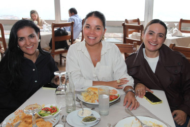 Natalia Ortiz, Daniela Beltrán y Natalia Arias compartieron un almuerzo entre amigas en el Club Manizales sede Centro.