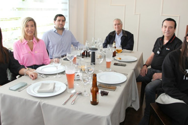 Foto | Argemiro Idárraga | LA PATRIA Estella Villa Hoyos, Carmen Agustí, Helenio José Juanes Agustí, Ómar Yepes Alzate, José Helenio Juanes Villa y Mariana Yepes Villa se reunieron en Vino y Pimienta. 