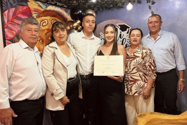 Carolina Sánchez Cárdenas obtuvo su título como fisioterapeuta de la Universidad Autónoma de Manizales. Compartió la cena de su grado junto a sus suegros, José Luis Valencia y Sandra Bernal; su pareja, Juan Felipe Velencia; y sus padres, Sandra Patricia Cárdenas y Jhon Fernando Sepúlveda.