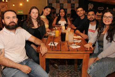 Fotos | Argemiro Idárraga | LA PATRIA Jhon Alexánder Gallego Blandón, Ana Sofía Pérez González, Valeria Niño Paredes, Valeria Solano Heredia (cumpleañera), Daniel Montes López, Carlos Daniel Cerón Bolaños e Isabella Marín Ospina.