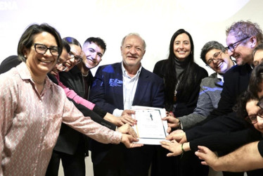 Foto | MinCultura | LA PATRIA El manizaleño Octavio Arbeláez recibió el reconocimiento Guillermo Heras por una trayectoria, de 50 años, dedicada a las artes escénicas.