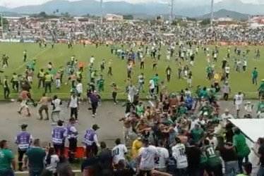 Hinchas del Deportivo Cali invaden el campo para agredir al entrenador