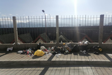 Por este sector bajan busetas que vienen de Chipre, en dirección al Centro de la ciudad. Así se encontraba el domingo. 