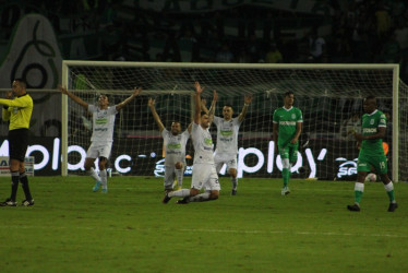 El pitazo final y la celebración de los jugadores del Once Caldas. Le ganaron anoche 1-0 al Atlético Nacional y sigue en carrera hacia las finales.