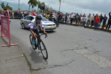 Duván Bobadilla, ganador de la etapa de hoy del Clásico RCN, a su paso por Bellas Artes. 