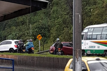 Poste que cayó en la Curva del Kumis, en la vía Panamericana.