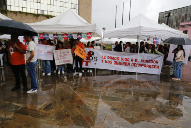 Los comerciantes del mirador de Chipre se ubicaron debajo de unas carpas que estaban ubicadas en la plazoleta de la Alcaldía y desde allí exigieron por sus trabajos.  