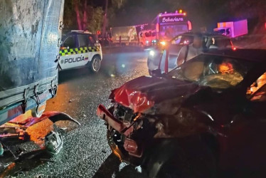 Camión y carro chocaron en la vía Alto de Letras: cuatro lesionados 