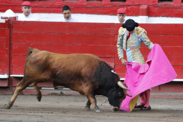 Lance a pie junto instrumentado por José Gómez Dinastía al novillo Hoyador de la ganadería de Mondoñedo.