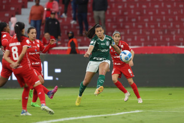  Betriz Zaneratto (c-i) de Palmeiras disputa el balón con Mariana Muñoz del América, durante un partido por la semifinal de la Copa Libertadores femenina entre el Palmeiras de Brasil y el América de Cali de Colombia, hoy, en el estadio Rodrigo Paz Delgado de la ciudad de Quito (Ecuador). 