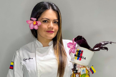 Carolina Marín muestra la torta de tres niveles que elaboró