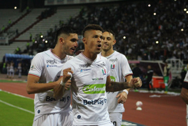 Ayron del Valle celebra con Guillermo Celis y Nahuel Gallardo. 