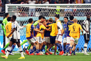 Los jugadores japoneses celebran luego de la victoria ante la tetracampeona del mundo Alemania (1-2)