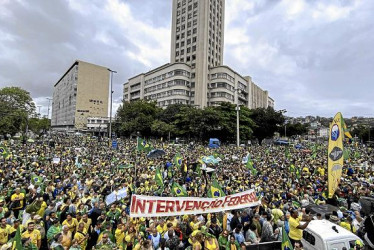 Miles de seguidores del presidente Jair Bolsonaro alientan a los militares a tomarse el poder.