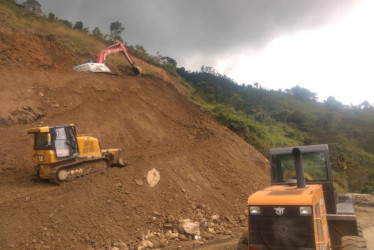 Estas tres máquinas son las que adelantan trabajos para garantizar el paso en el sector Buenavista, entre Petaqueros y Manzanares. 