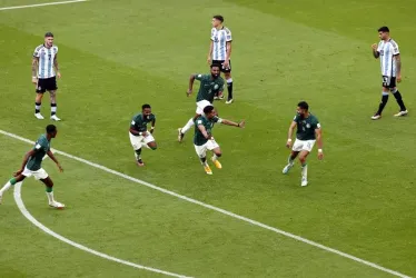 Salem Aldawsari de Arabia Saudita (C) celebra con sus compañeros de equipo el 2-1 mientras los jugadores argentinos muestran su abatimiento durante el partido de fútbol del grupo C de la Copa Mundial de la FIFA 2022 entre Argentina y Arabia Saudita en el Estadio Lusail en Lusail